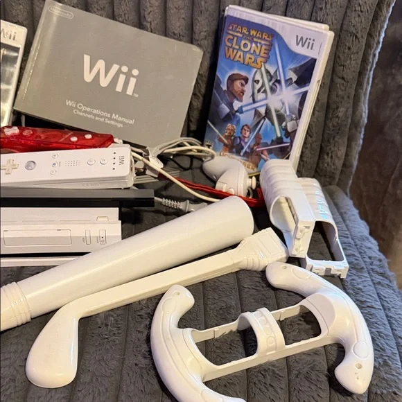 Nintendo Wii Console Bundle w/ 2 Remotes and TONS of extras/8 games WORKS GREAT - Picture 4 of 13